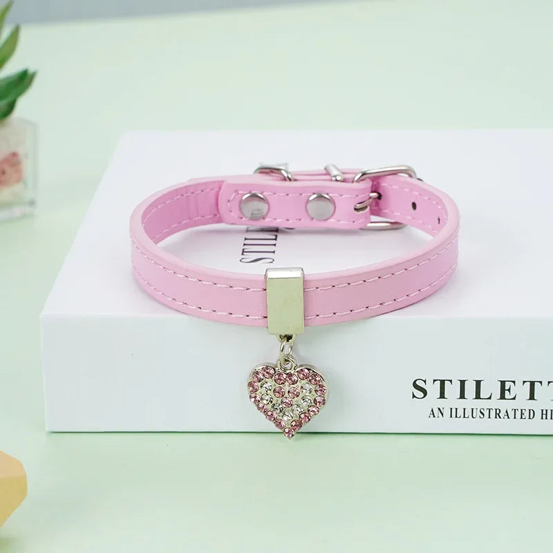 Collier réglable pour chien, en cuir avec pendentif en forme de cœur orné de strass scintillants, pour chiens de petite et moyenne taille, diverses couleurs