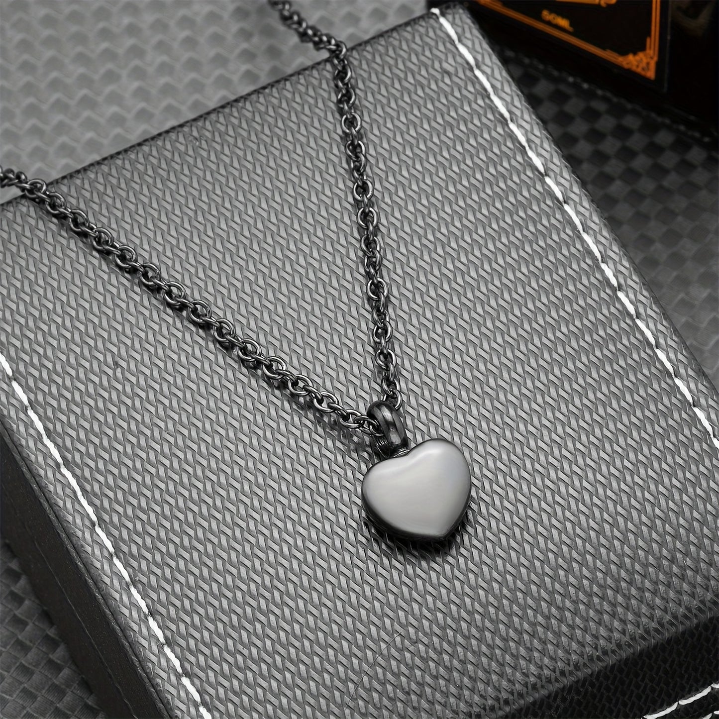 Collier commémoratif avec petite urne en acier inoxydable en forme de cœur, conçue pour contenir des cendres ou des poils de votre animal disparu, diverses couleurs