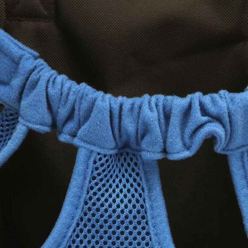 Sac à dos de transport pour chien, en position assise avec les pattes hors du sac. Conçu en maille, le sac est aéré et confortable, disponible en diverses couleurs