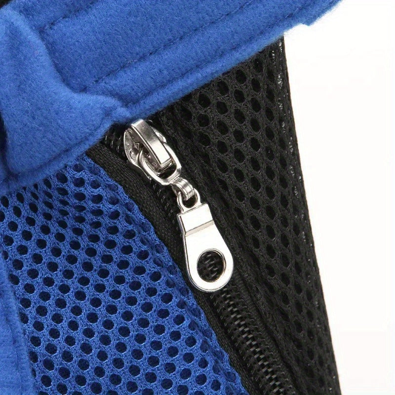 Sac à dos de transport pour chien, en position assise avec les pattes hors du sac. Conçu en maille, le sac est aéré et confortable, disponible en diverses couleurs