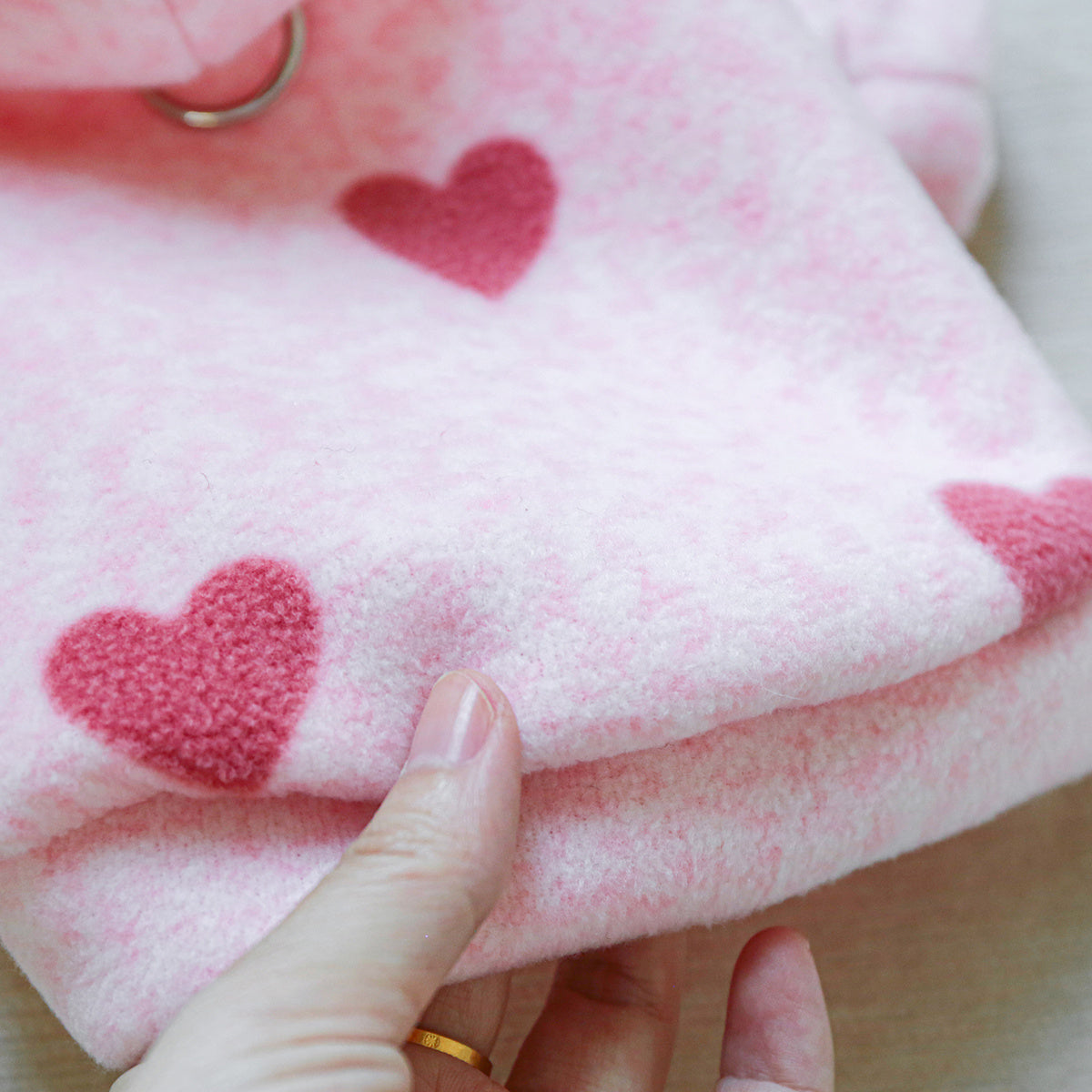 Sweat à capuche épais et confortable pour chiens, rose avec petits cœurs rouges