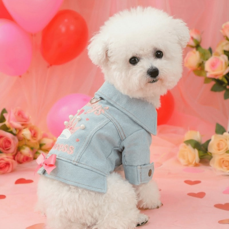Veste en jeans pour petit chien, écriture rose "Daddy's Princess" et motif de couronne avec perles.