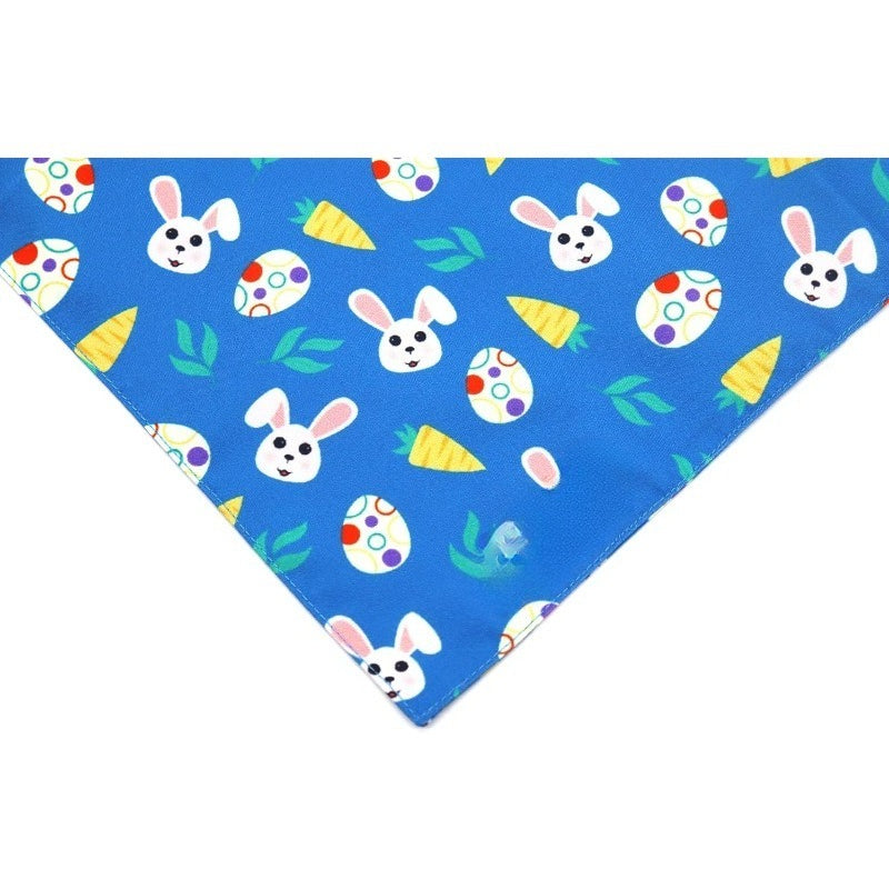 2 bandanas de Pâques pour chien, un bleu et un blanc avec motifs colorés de Pâques