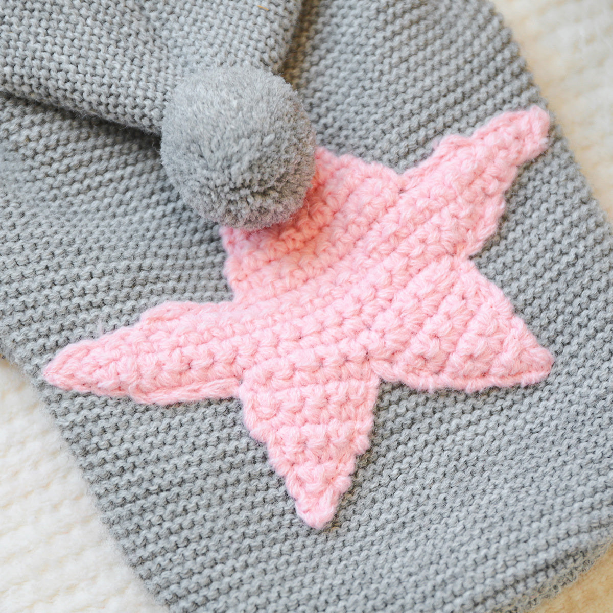 Pull à capuche tricoté pour chien, gris avec étoile rose dans le dos, pompon sur la capuche, bien chaud, facile à enfiler