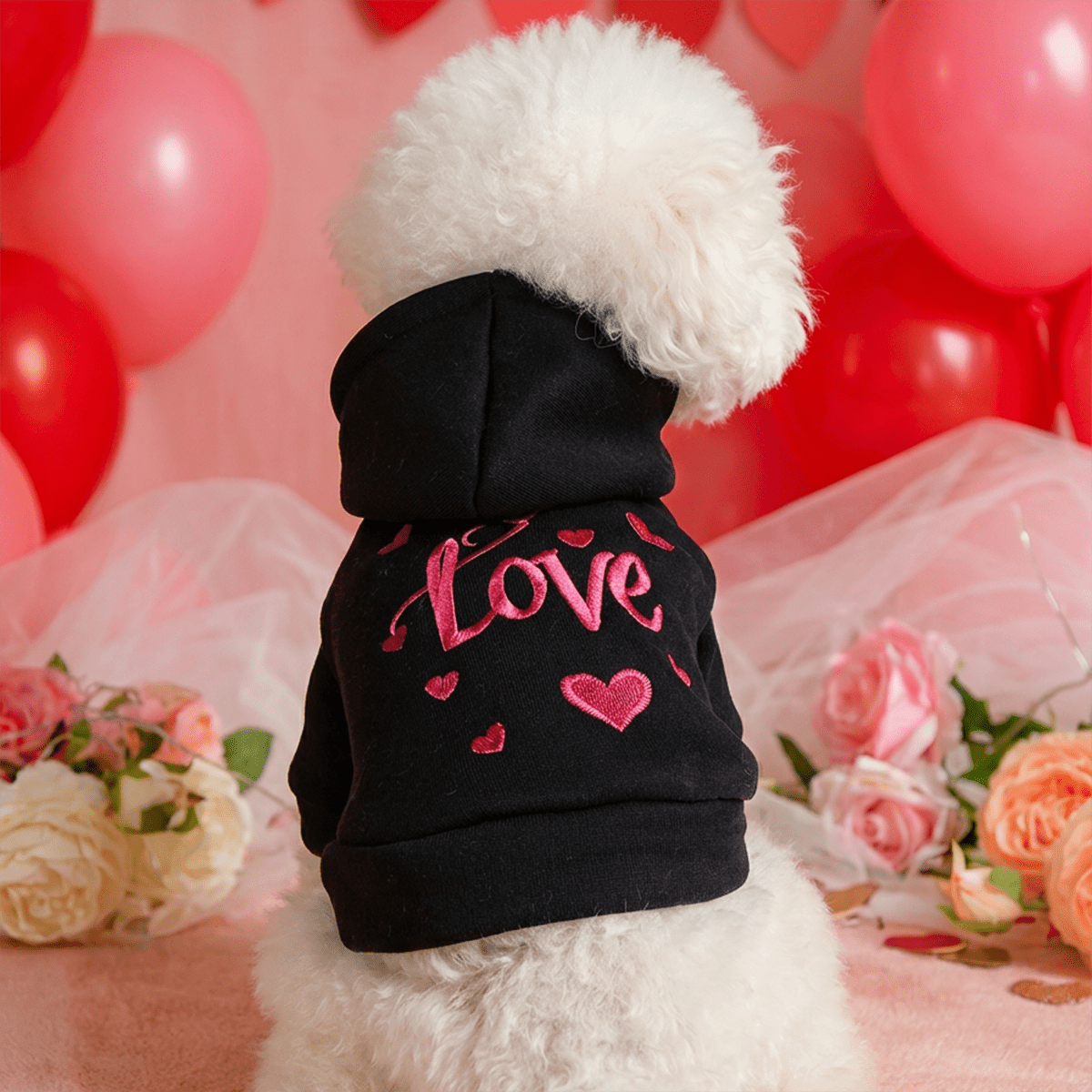 Sweat à capuche noir pour chien avec motif de petits cœurs rose et inscription LOVE, anneau intégré pour partir en balade, bien chaud