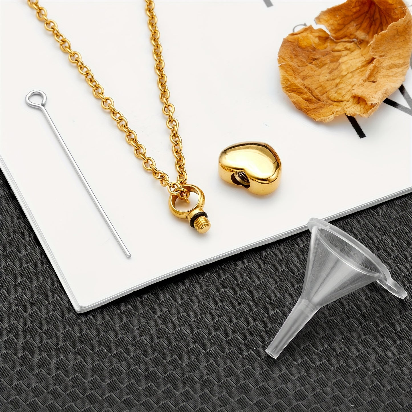 Collier commémoratif avec petite urne en acier inoxydable en forme de cœur, conçue pour contenir des cendres ou des poils de votre animal disparu, diverses couleurs