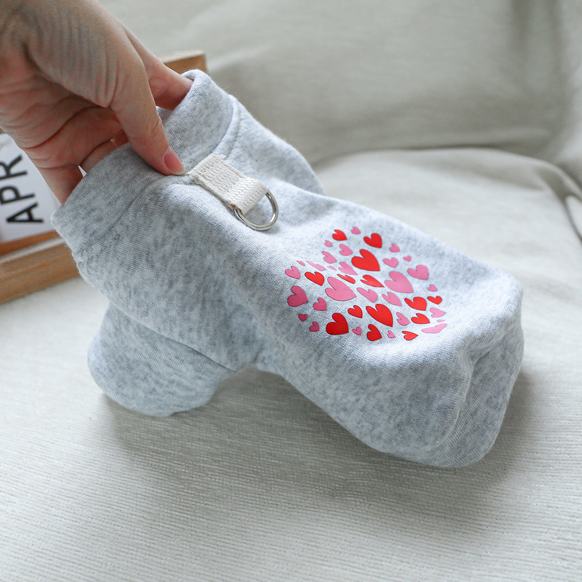 Pull pour chien, gris avec des petits cœurs rouges et roses, anneau intégré pour pouvoir aller en balade