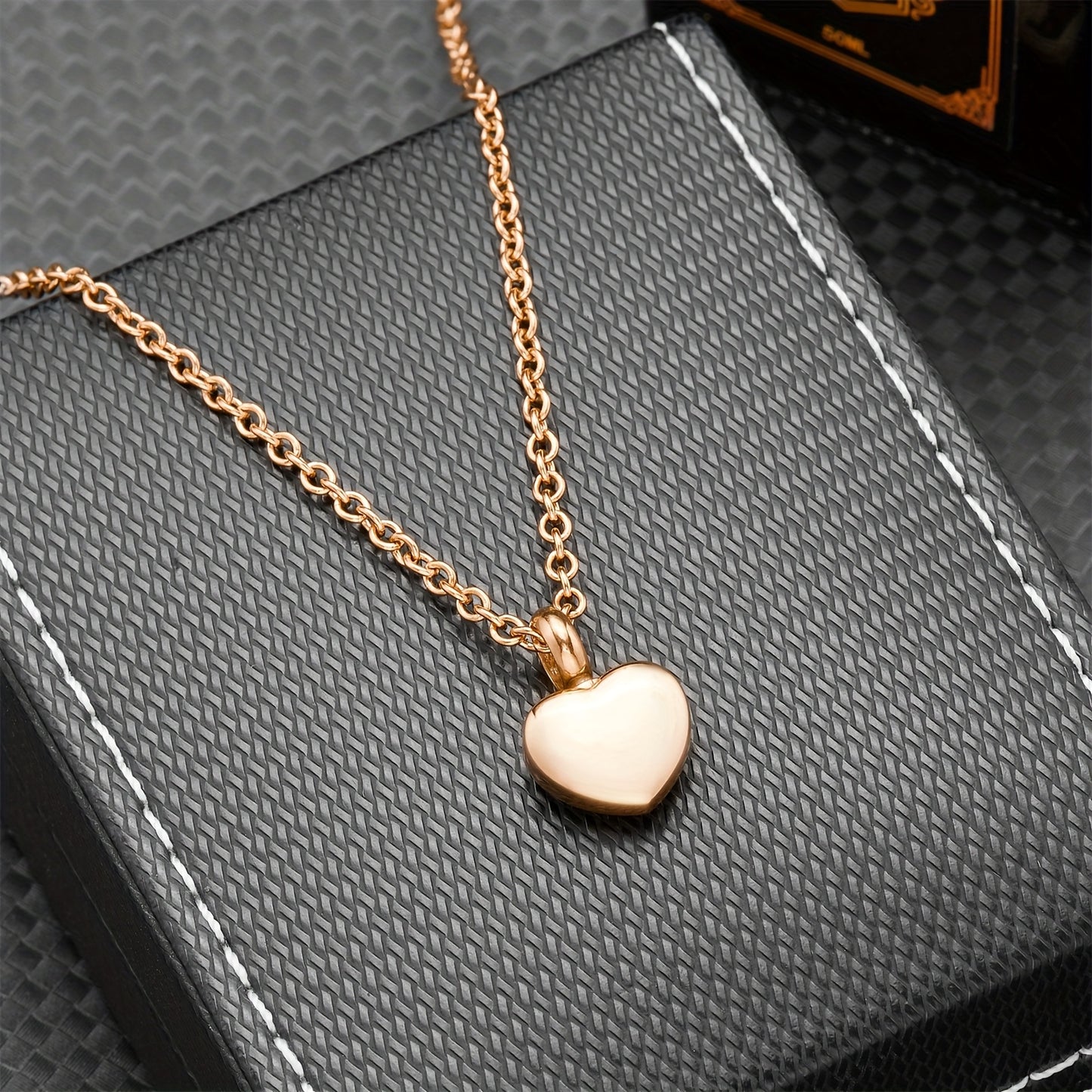 Collier commémoratif avec petite urne en acier inoxydable en forme de cœur, conçue pour contenir des cendres ou des poils de votre animal disparu, diverses couleurs