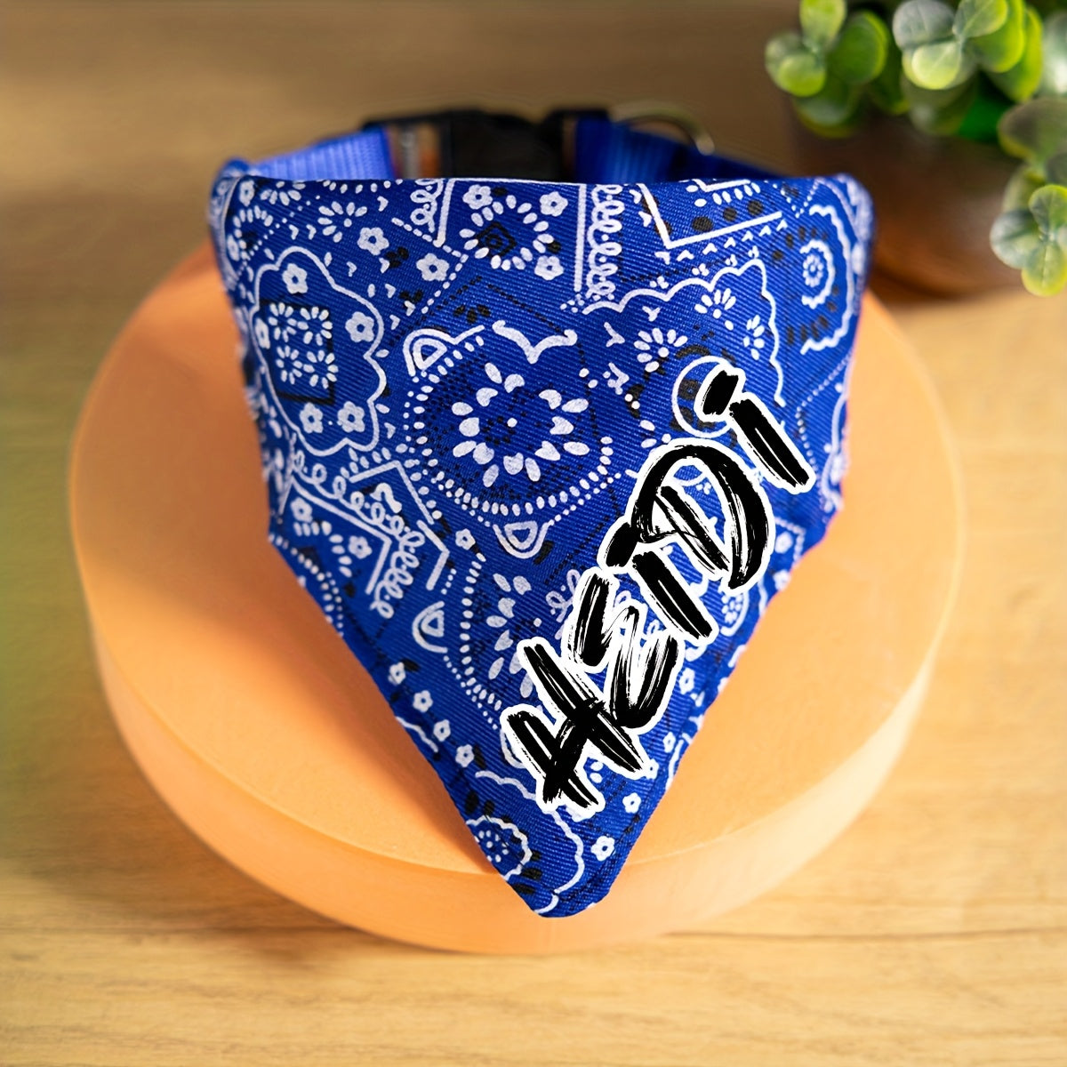 Bandana personnalisable et collier ajustable pour chien - Nom personnalisé, fermeture à pression, plusieurs couleurs disponibles : rose, noir, rouge et bleu