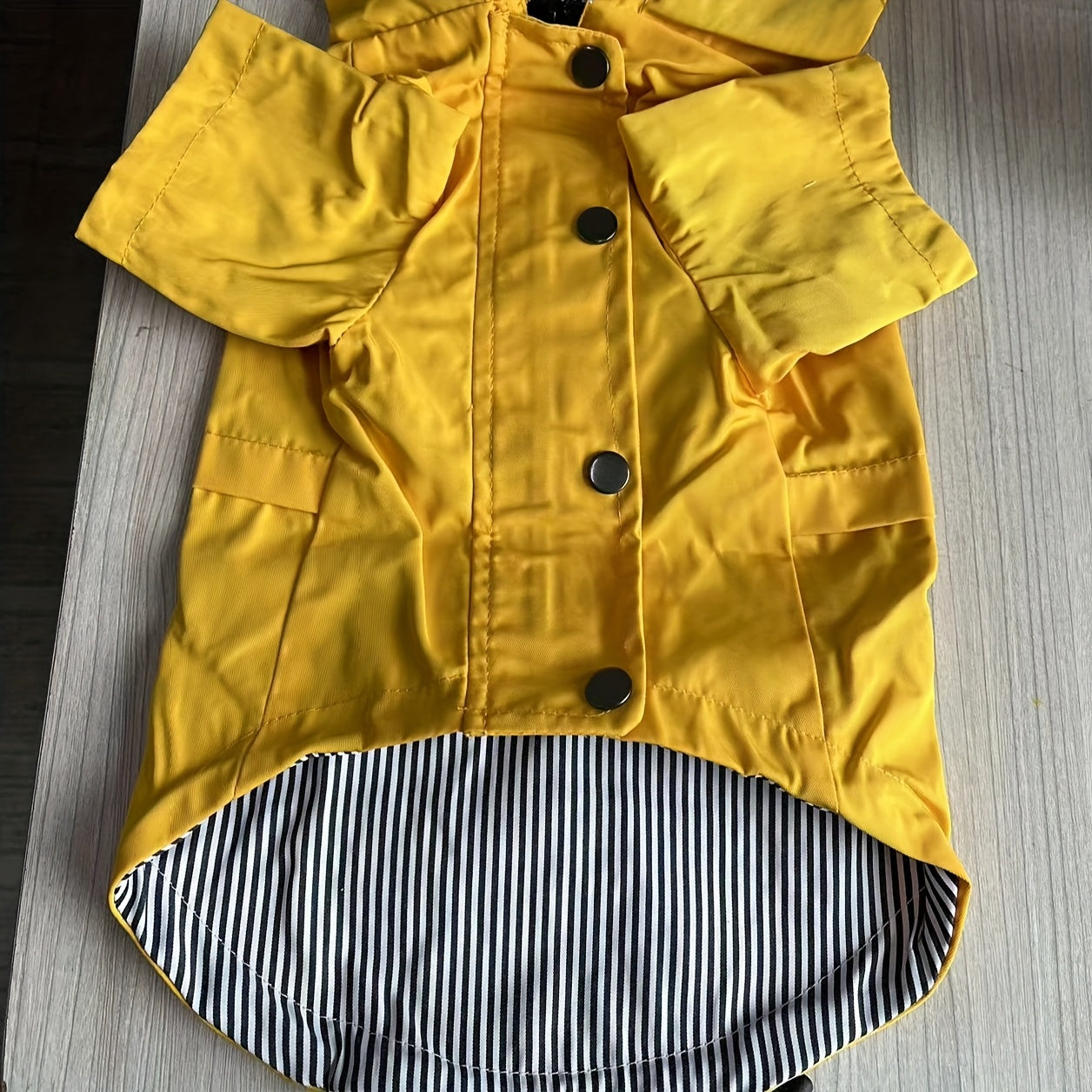 Gardez votre chiot ou petit chien au chaud et au sec grâce à cette élégante veste imperméable à rayures !