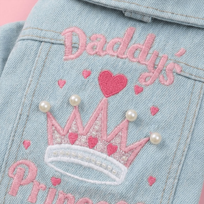 Veste en jeans pour petit chien, écriture rose "Daddy's Princess" et motif de couronne avec perles.