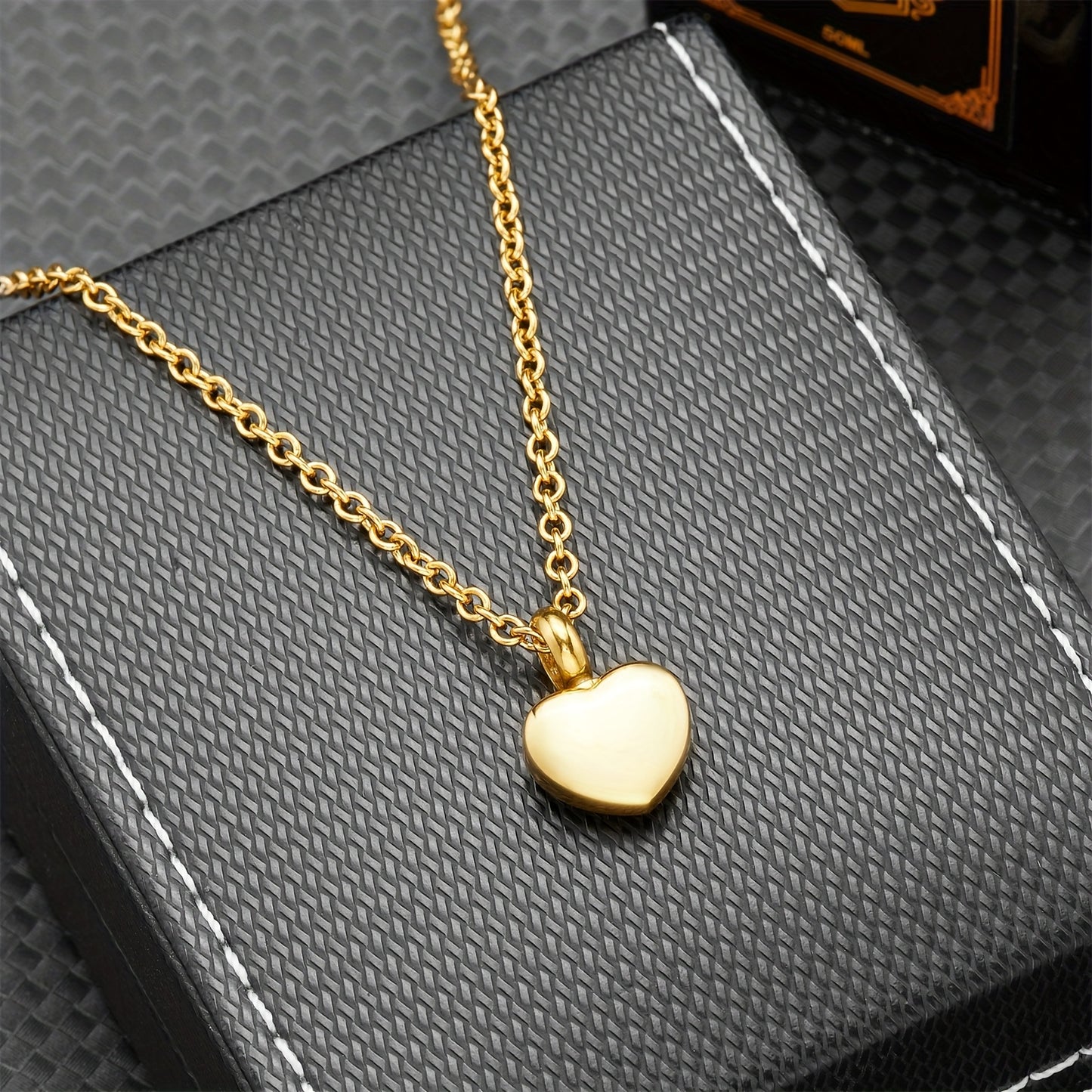 Collier commémoratif avec petite urne en acier inoxydable en forme de cœur, conçue pour contenir des cendres ou des poils de votre animal disparu, diverses couleurs