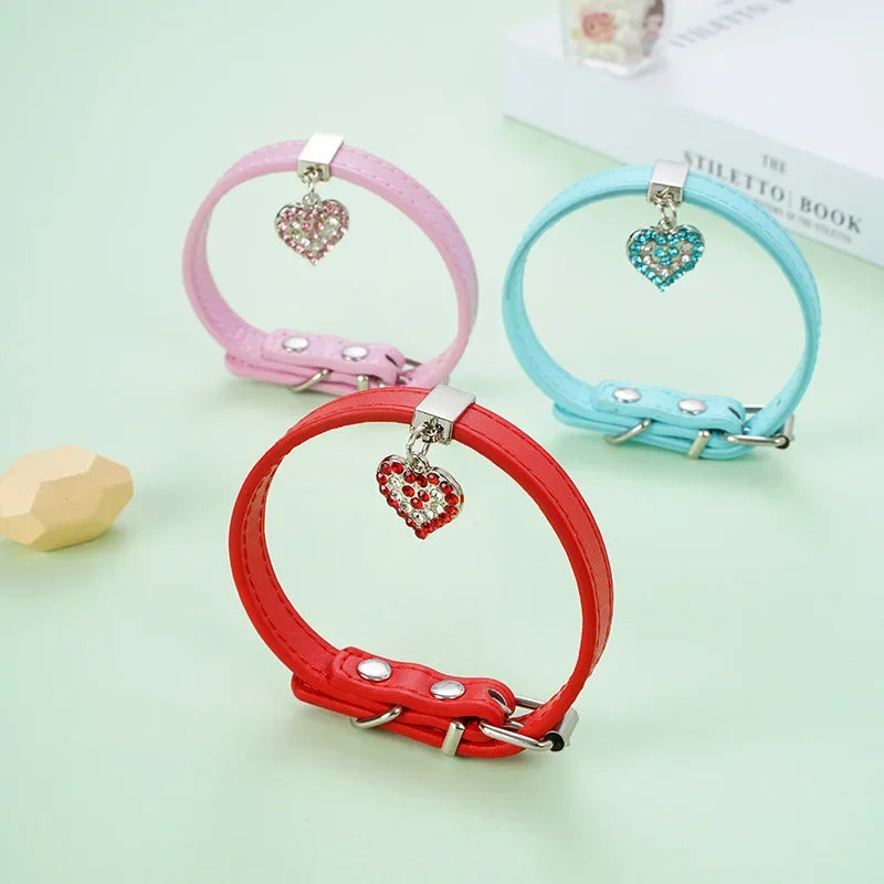 Collier réglable pour chien, en cuir avec pendentif en forme de cœur orné de strass scintillants, pour chiens de petite et moyenne taille, diverses couleurs