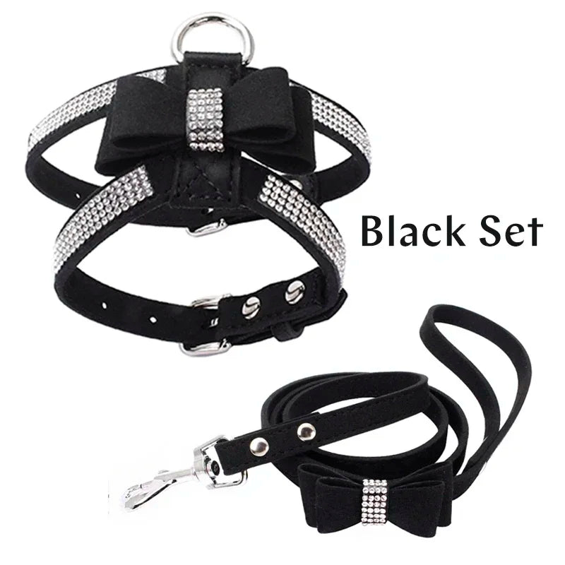 Harnais et laisse assortie pour chien, avec strass scintillants et nœud, en cuir suédé souple. Réglable pour petits et moyens chiens, diverses couleurs