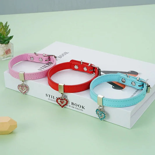 Collier réglable pour chien, en cuir avec pendentif en forme de cœur orné de strass scintillants, pour chiens de petite et moyenne taille, diverses couleurs