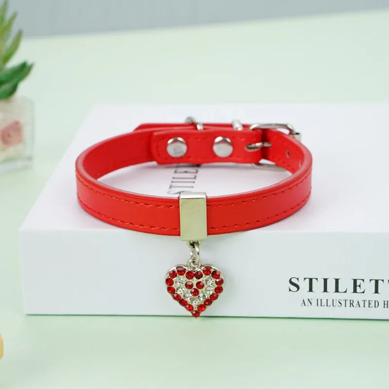 Collier réglable pour chien, en cuir avec pendentif en forme de cœur orné de strass scintillants, pour chiens de petite et moyenne taille, diverses couleurs
