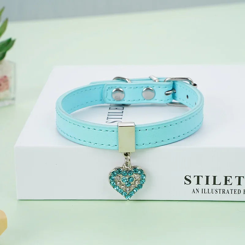 Collier réglable pour chien, en cuir avec pendentif en forme de cœur orné de strass scintillants, pour chiens de petite et moyenne taille, diverses couleurs