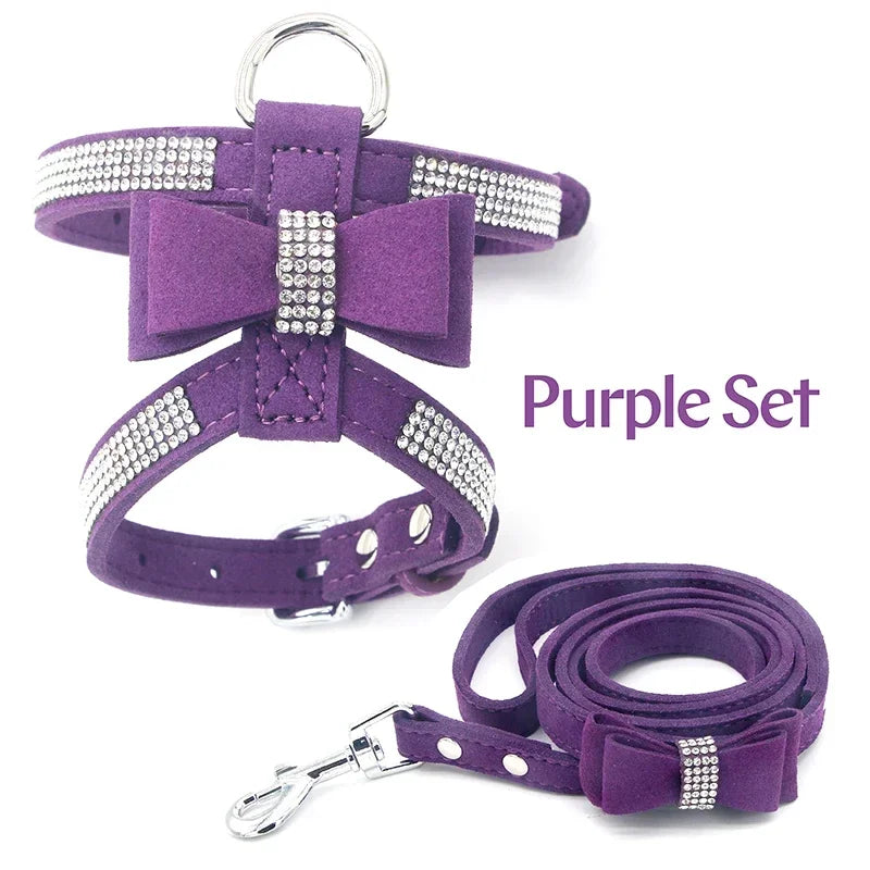 Harnais et laisse assortie pour chien, avec strass scintillants et nœud, en cuir suédé souple. Réglable pour petits et moyens chiens, diverses couleurs