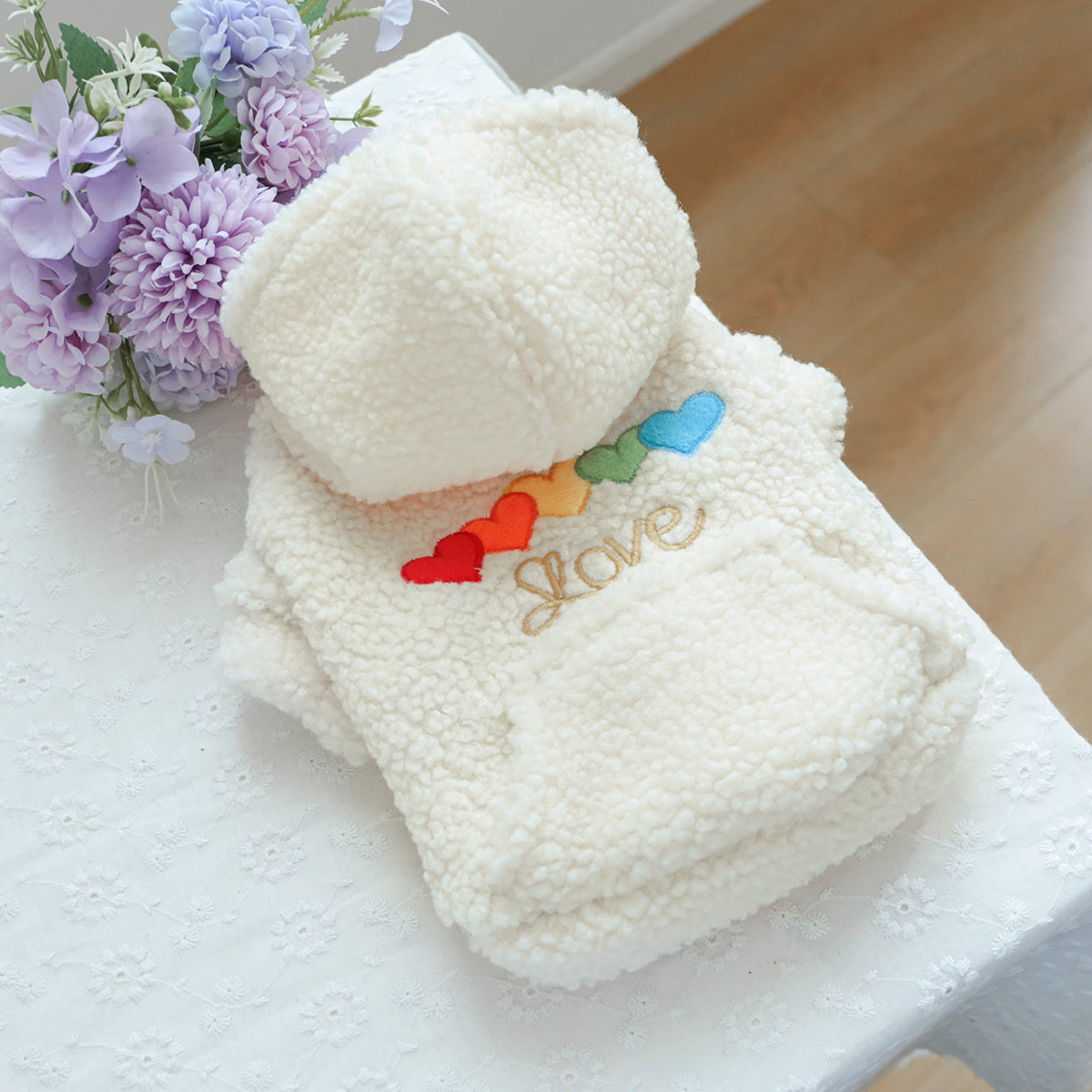 Sweat à capuche en polaire blanc avec des petits cœurs de toutes les couleurs pour chiens, confortable et chaud