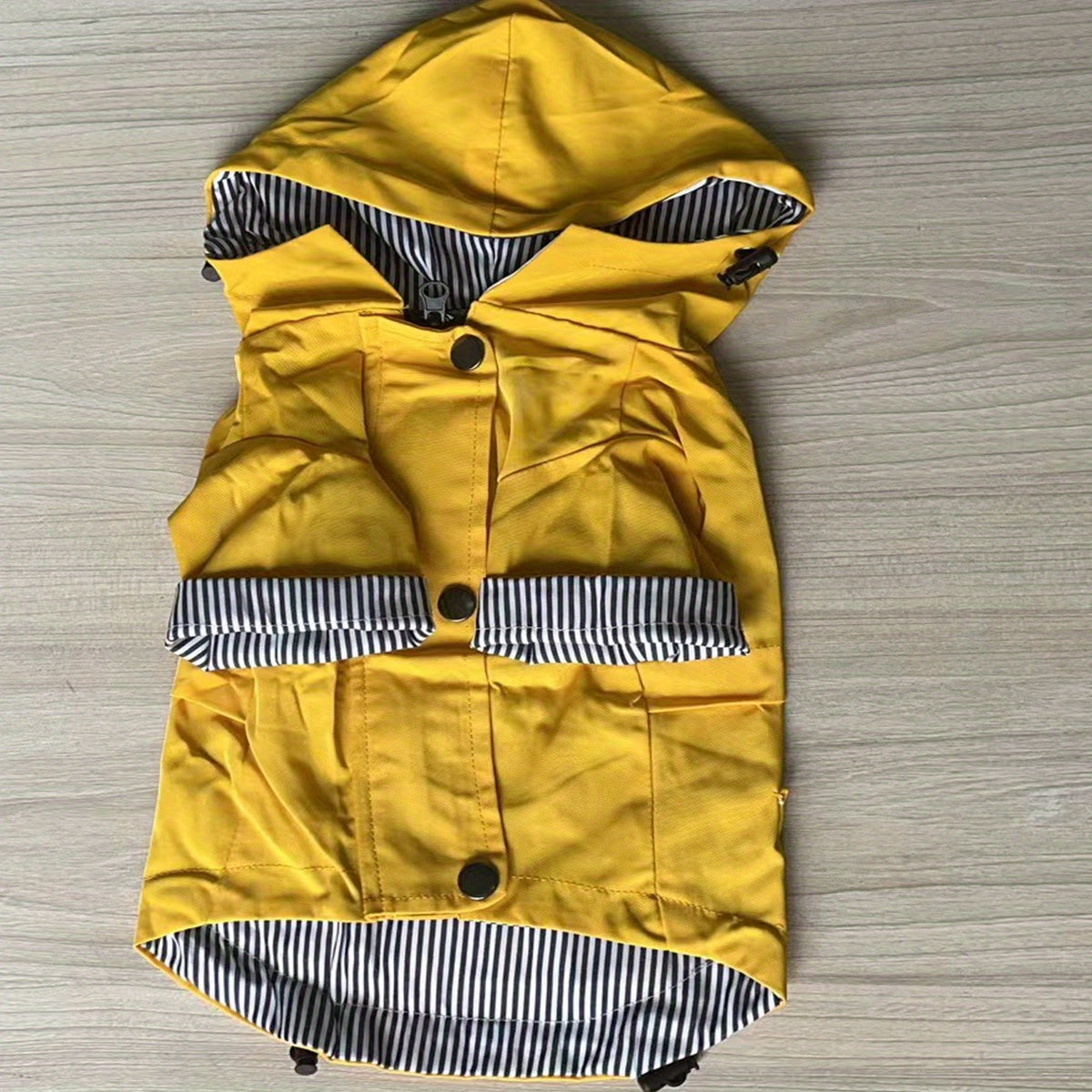 Gardez votre chiot ou petit chien au chaud et au sec grâce à cette élégante veste imperméable à rayures !