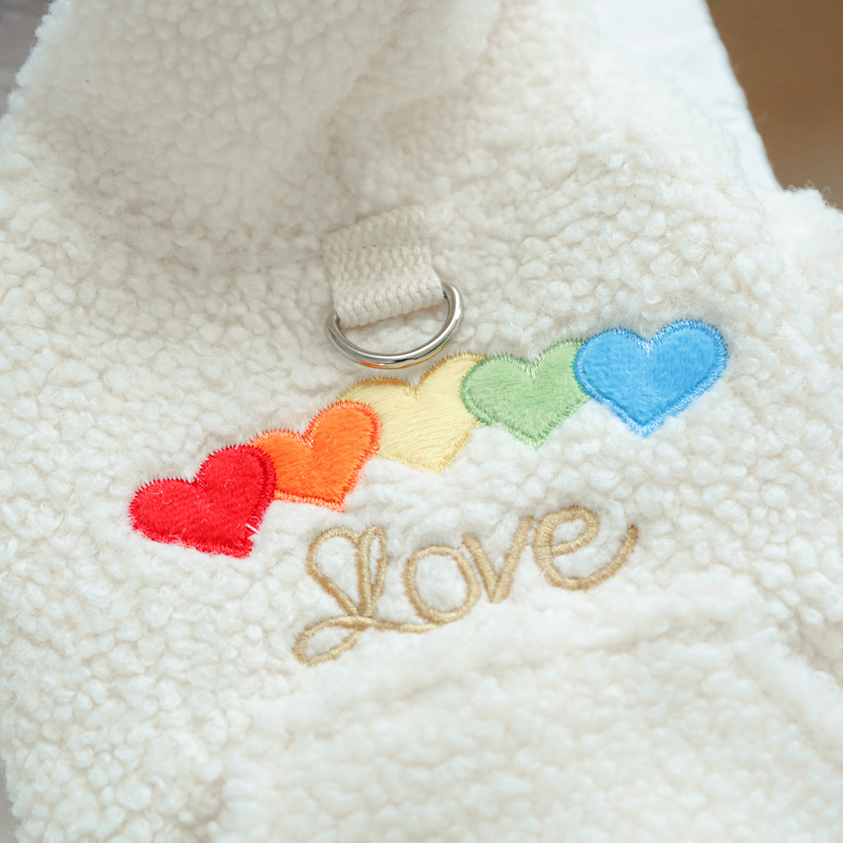 Sweat à capuche en polaire blanc avec des petits cœurs de toutes les couleurs pour chiens, confortable et chaud