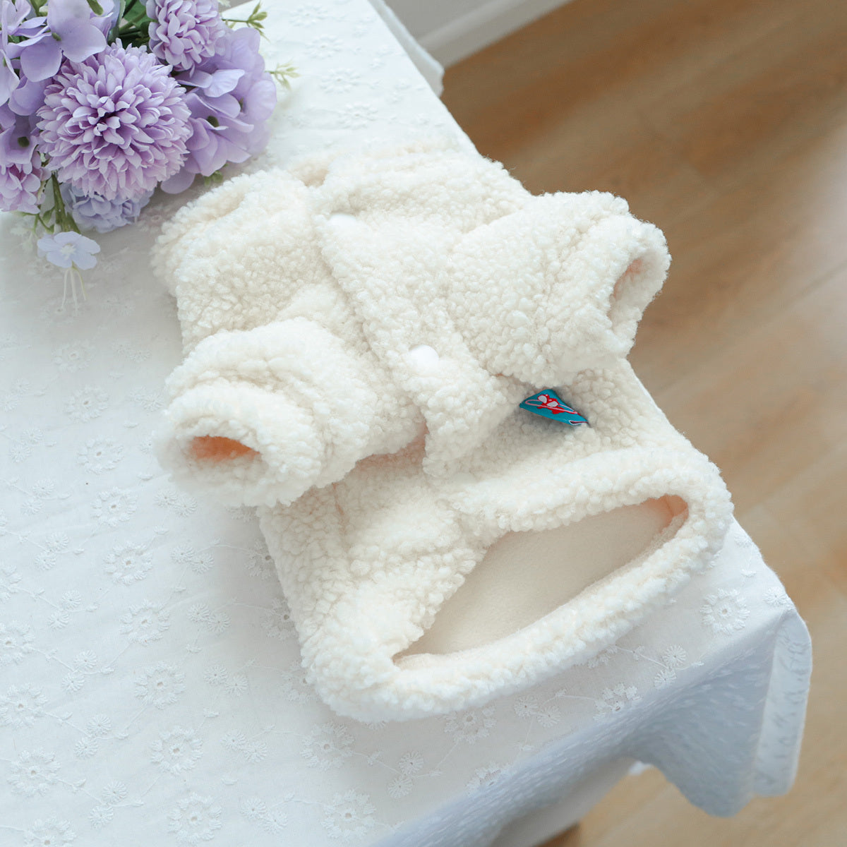 Sweat à capuche en polaire blanc avec des petits cœurs de toutes les couleurs pour chiens, confortable et chaud
