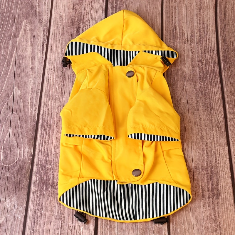 Gardez votre chiot ou petit chien au chaud et au sec grâce à cette élégante veste imperméable à rayures !