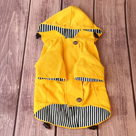 Gardez votre chiot ou petit chien au chaud et au sec grâce à cette élégante veste imperméable à rayures !