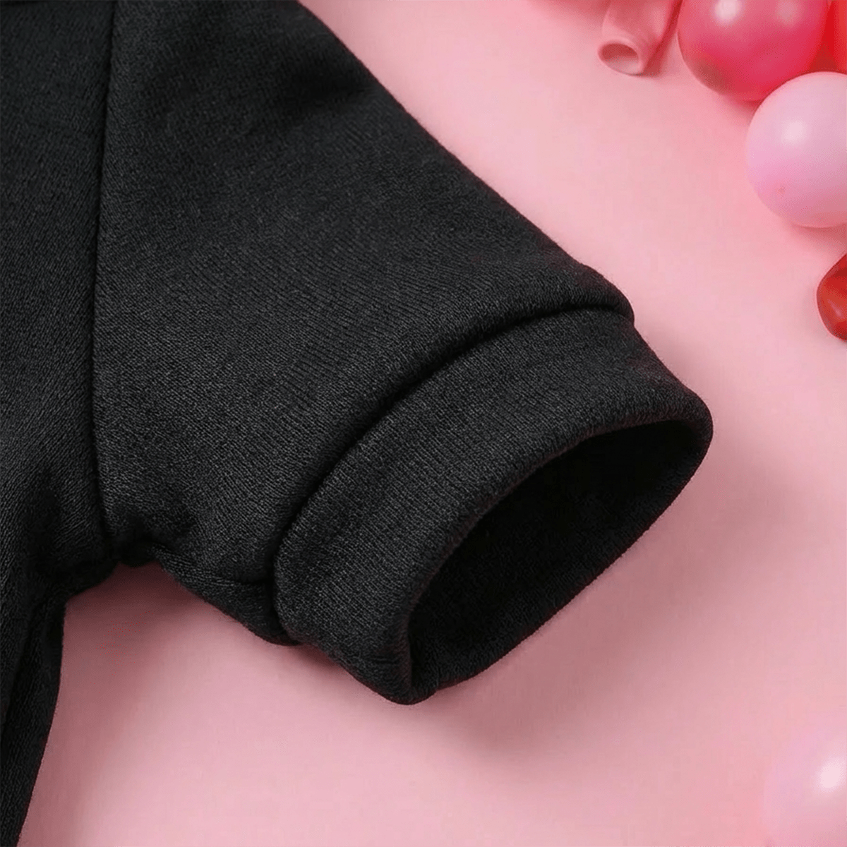 Sweat à capuche noir pour chien avec motif de petits cœurs rose et inscription LOVE, anneau intégré pour partir en balade, bien chaud
