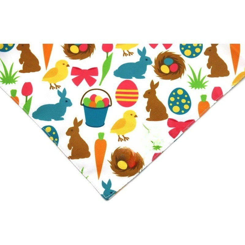 2 bandanas de Pâques pour chien, un bleu et un blanc avec motifs colorés de Pâques