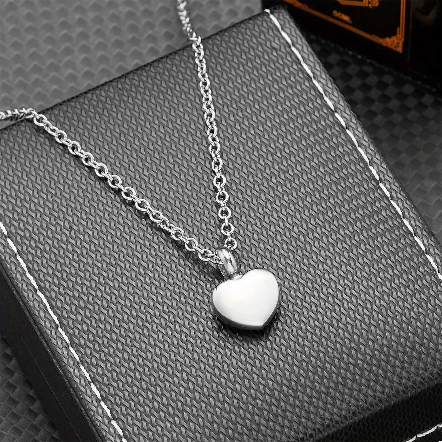 Collier commémoratif avec petite urne en acier inoxydable en forme de cœur, conçue pour contenir des cendres ou des poils de votre animal disparu, diverses couleurs