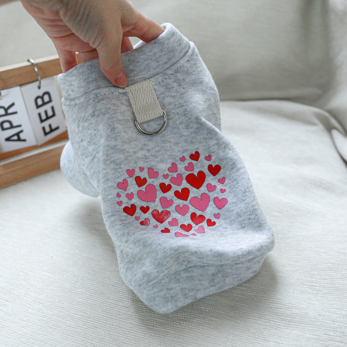 Pull pour chien, gris avec des petits cœurs rouges et roses, anneau intégré pour pouvoir aller en balade