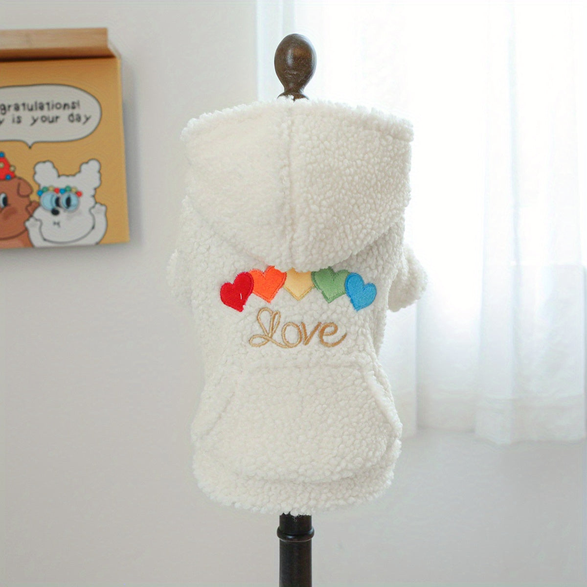 Sweat à capuche en polaire blanc avec des petits cœurs de toutes les couleurs pour chiens, confortable et chaud