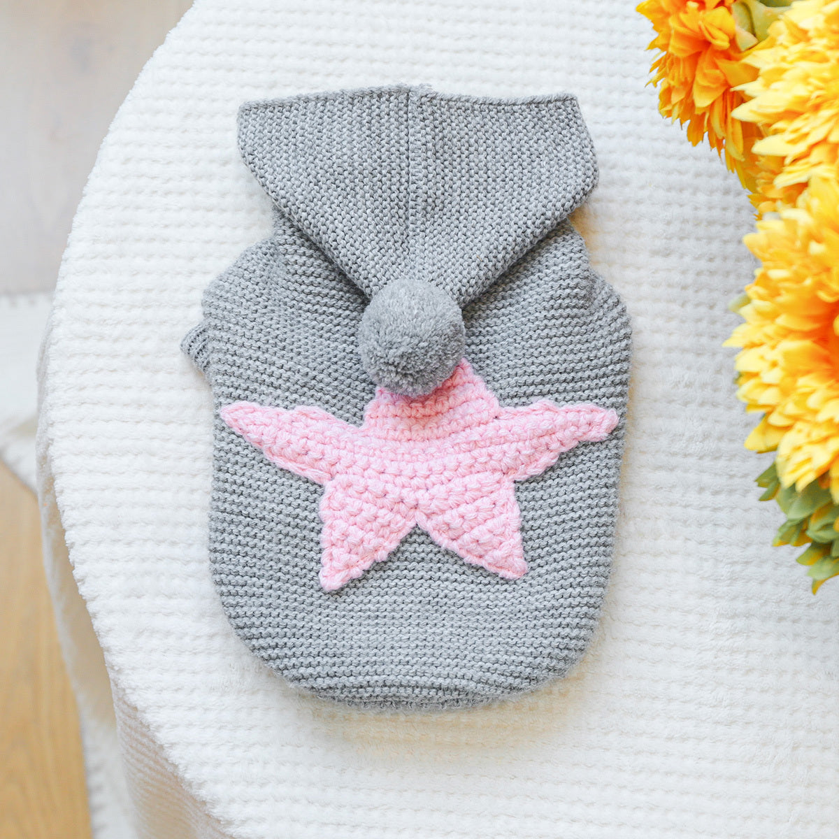 Pull à capuche tricoté pour chien, gris avec étoile rose dans le dos, pompon sur la capuche, bien chaud, facile à enfiler